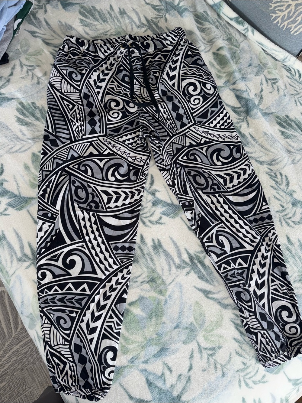 Source Unknown Black & White Tribal Print Jogger Pants